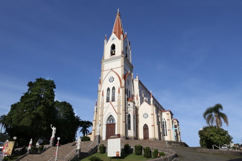 Paróquia São Pedro de Garibaldi conclui obra de restauro da Igreja Matriz