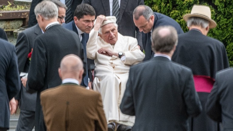 Papa emérito retorna ao Vaticano nesta segunda-feira