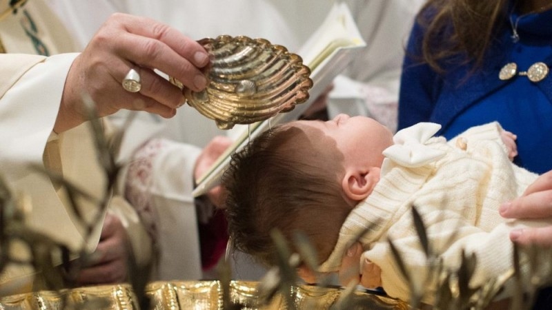 Santa Sé: Batismo com fórmulas arbitrariamente modificadas não é válido