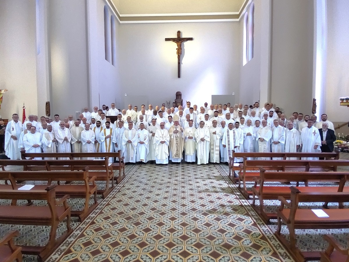 Padres que atuam na Diocese de Caxias do Sul renovam promessas sacerdotais em Missa do Crisma, na Quinta-feira Santa, em Caravaggio