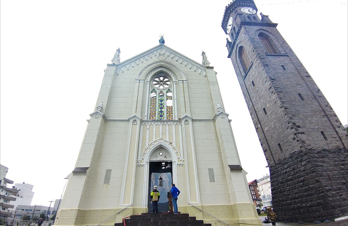 Foto de capa da notícia Diocese de Caxias do Sul manifesta solidariedade após incêndio na Igreja Matriz de Flores da Cunha