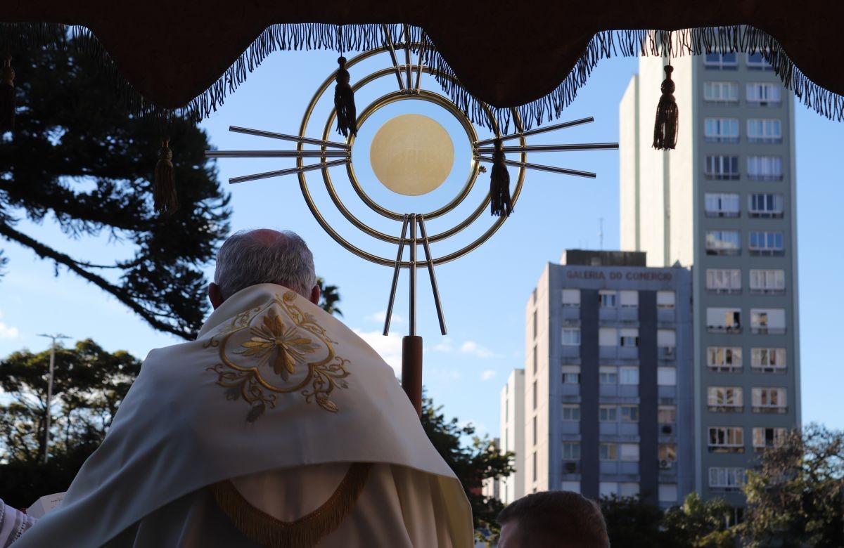 Foto de capa da notícia Em tarde de sol, celebração de Corpus Christi reúne mais de 10 mil fiéis no centro de Caxias do Sul