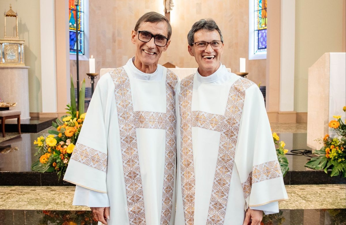 Foto de capa da notícia Manoel Dresch e Volmir Pagliarini são ordenados diáconos permanentes por Dom José Gislon, em Carlos Barbosa
