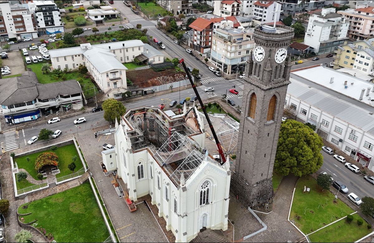Foto de capa da notícia Nova cobertura da Igreja Matriz de Flores da Cunha começa a ser instalada