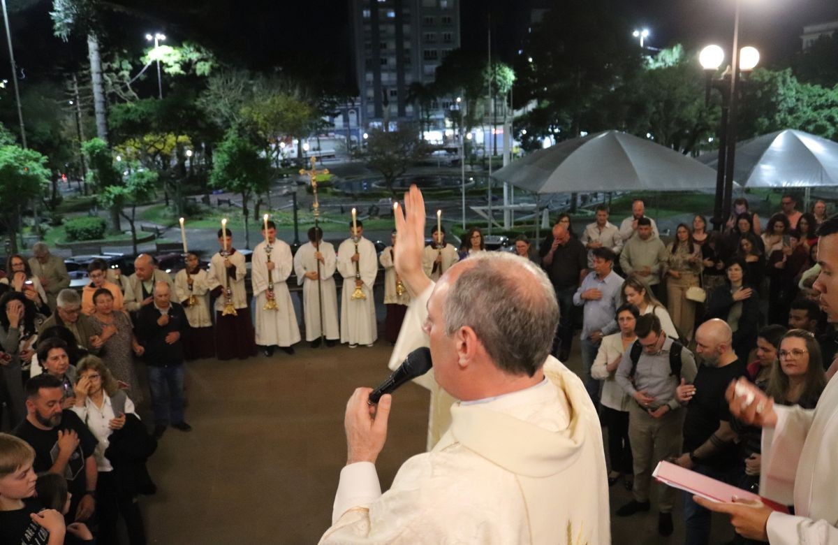 Foto de capa da notícia Bênção à cidade de Caxias do Sul marca a conclusão dos festejos de Santa Teresa D'Ávila 2025 na Catedral