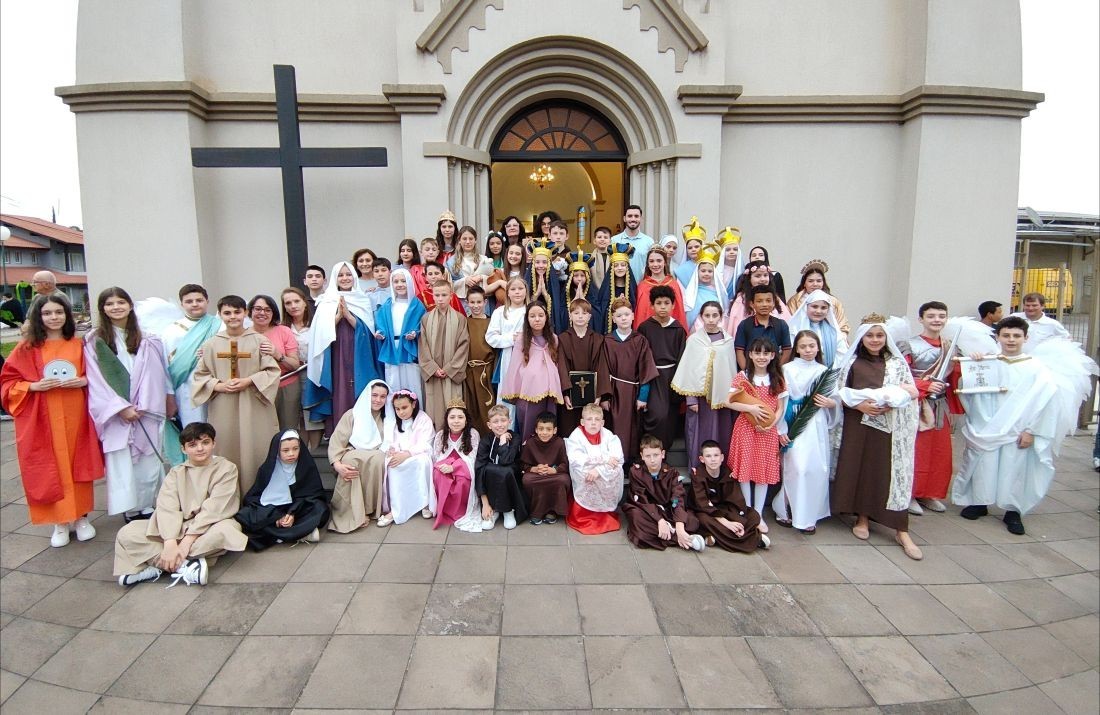 Foto de capa da notícia Comunidade Santa Maria Goretti celebra Solenidade de Todos os Santos com catequizandos caracterizados