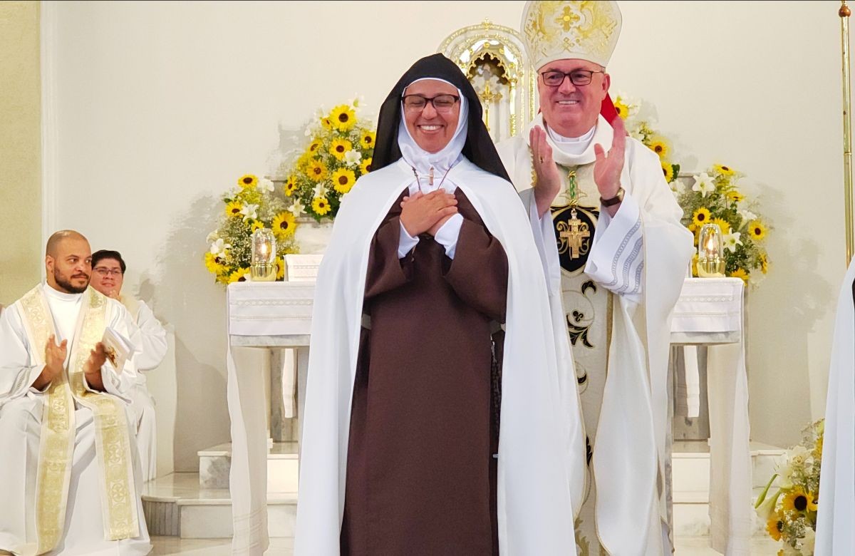 Foto de capa da notícia Irmã Maria Felícia de Jesus professa os votos perpétuos como Carmelita, em Caxias do Sul