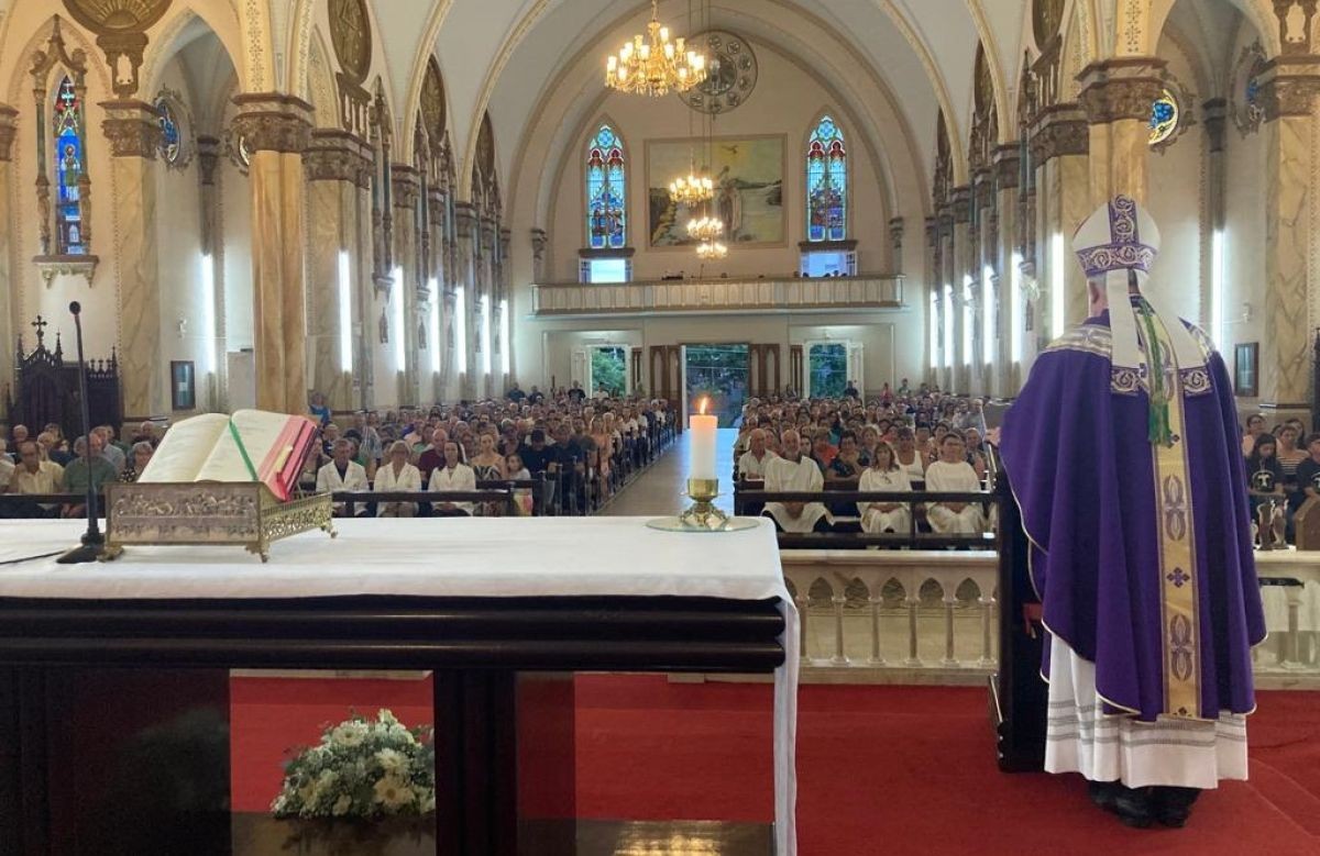 Foto de capa da notícia Com a igreja lotada de representantes de paróquias e cidades, Missa celebra os 10 anos do Vicariato de Nova Prata