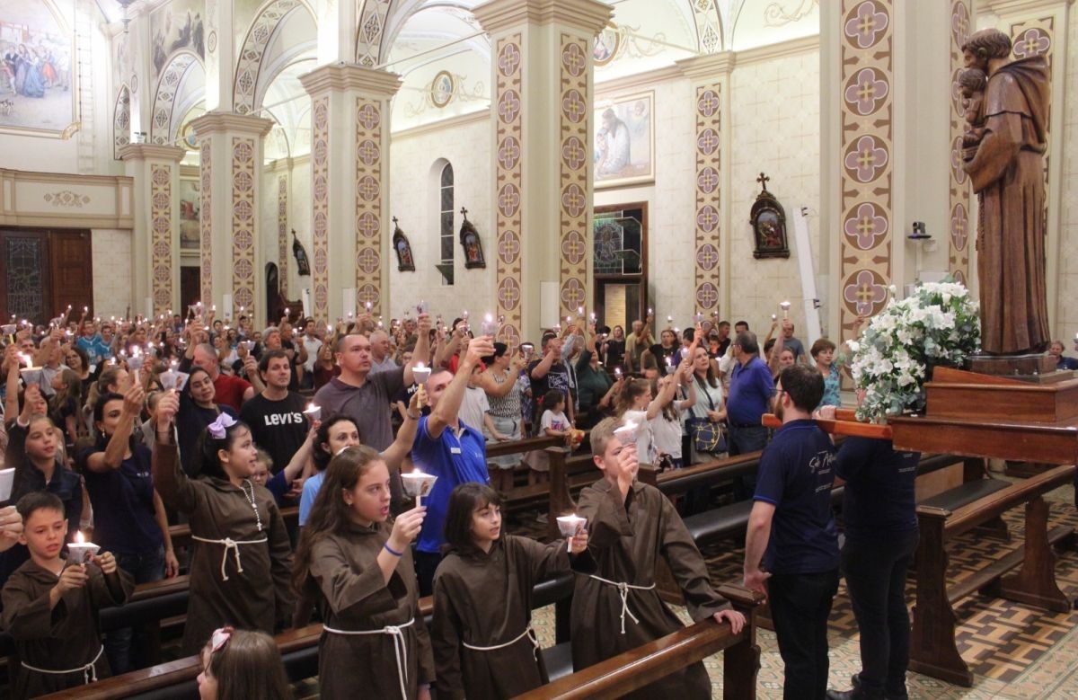 Foto de capa da notícia Procissão Luminosa da 145ª Festa de Santo Antônio reúne 800 pessoas, em Bento Gonçalves
