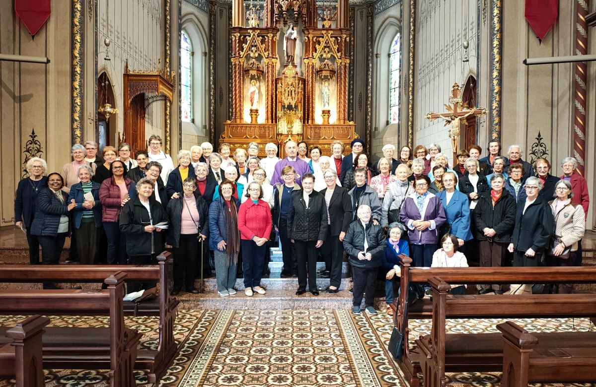 Foto de capa da notícia Vida Religiosa presente em Caxias do Sul realiza peregrinação do Jubileu 2025 na Catedral Diocesana