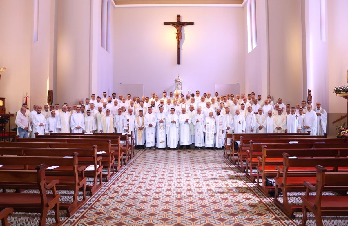 Foto de capa da notícia Missa do Crisma reúne Dom José Gislon e os padres que atuam na Diocese de Caxias do Sul, no Santuário de Caravaggio