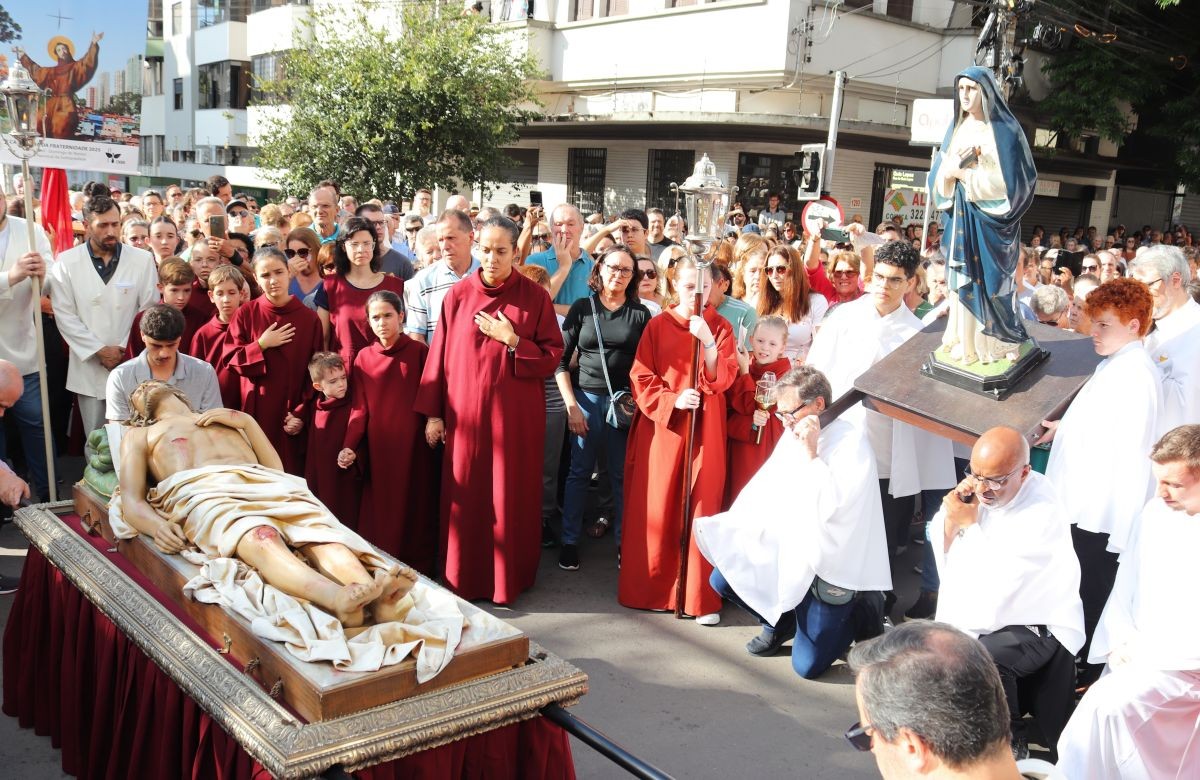 Foto de capa da notícia Procissão do encontro entre o Cristo Morto e Nossa Senhora das Dores reúne 8 mil pessoas, em Caxias do Sul