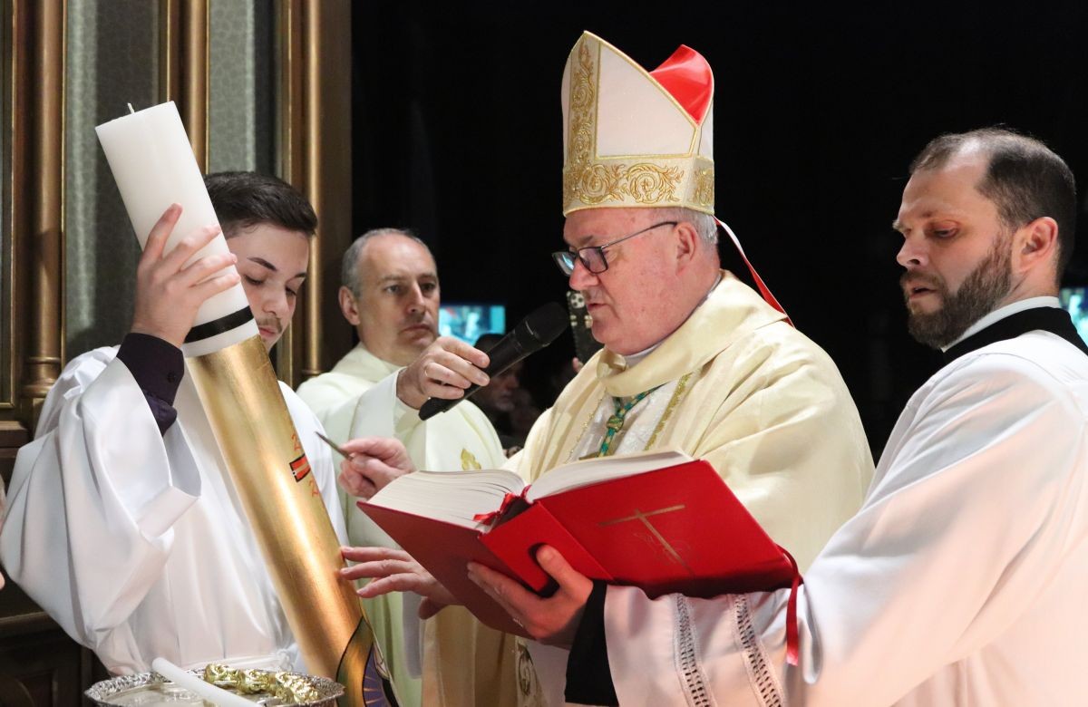 Foto de capa da notícia Dom José Gislon preside a Vigília Pascal na Catedral de Caxias, com a bênção do fogo e o acendimento do Círio Pascal