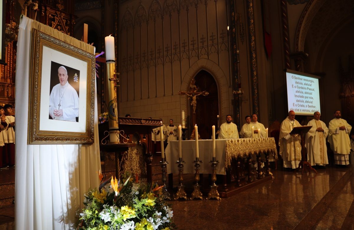 Foto de capa da notícia Dom José Gislon preside Missa em sufrágio pelo Papa Francisco, na Catedral de Caxias do Sul