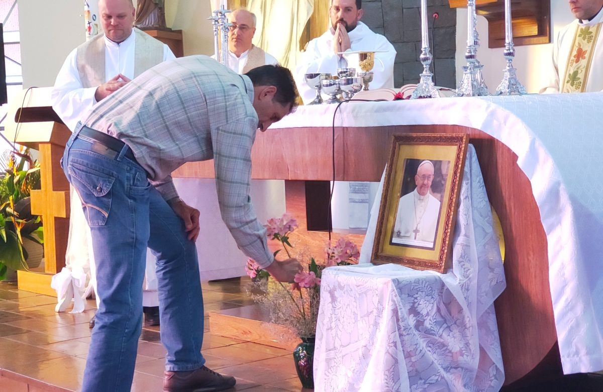 Foto de capa da notícia Com Igreja Matriz de Faria Lemos lotada, Missa celebra 1º ano de falecimento das vítimas das enchentes em Bento