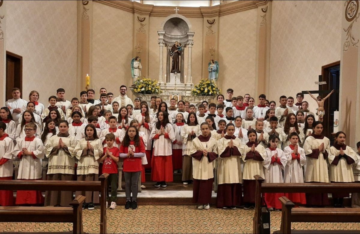 Foto de capa da notícia Peregrinação Jubilar reúne mais de 100 coroinhas e acólitos da Região Pastoral de Bento no Santuário Santo Antônio