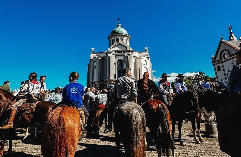 Foto de capa da notícia Tradição e fé: Cavalgada e Carros Antigos abrem caminho para a 146ª Romaria de Caravaggio