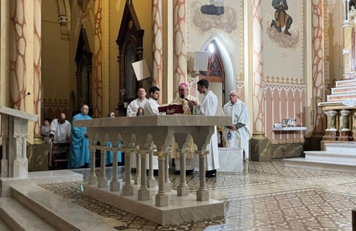 Foto de capa da notícia Paróquia de Veranópolis realiza dedicação do novo altar, mesa da Palavra e sédia