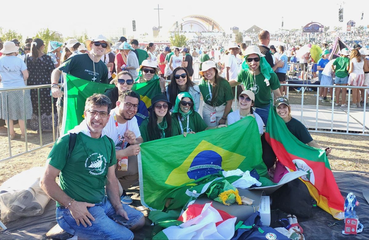 Foto de capa da notícia Alegria da comunhão: jovens da Diocese de Caxias do Sul se unem a mais de 1 milhão de pessoas em Missa com o Papa Leão XIV