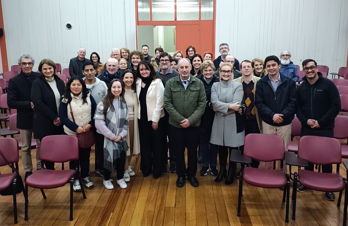 Foto de capa da notícia Rodrigo e Raquel Bettoni emocionam a comunidade na primeira noite de palestras da Semana da Família da Catedral de Caxias