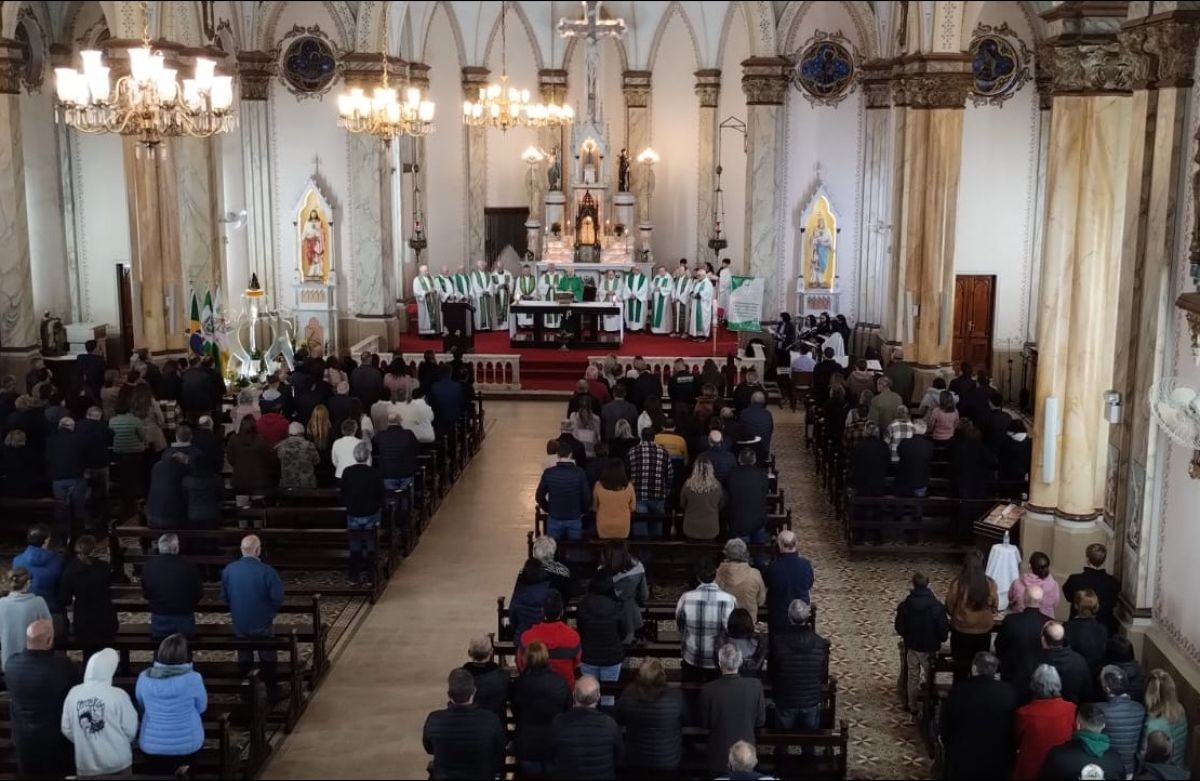 Foto de capa da notícia Padres do Vicariato se reúnem em Nova Prata para a peregrinação jubilar dos sacerdotes