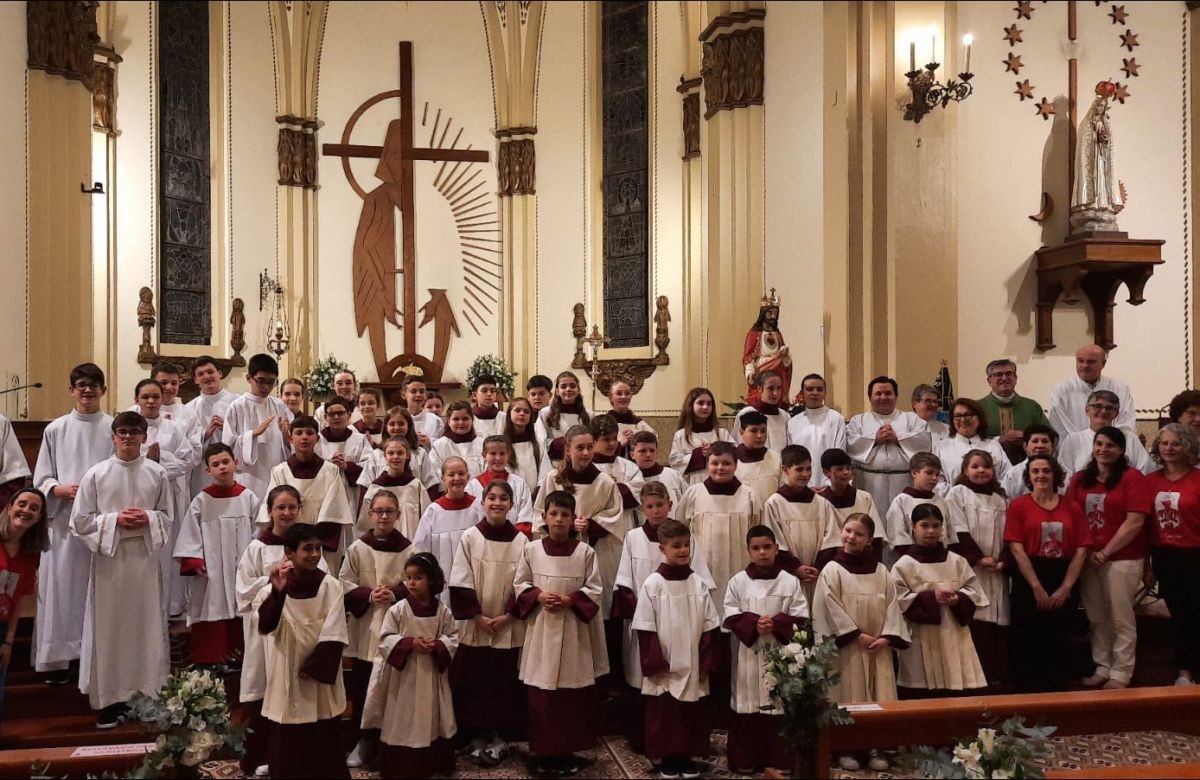 Foto de capa da notícia Paróquia Cristo Rei de Bento Gonçalves celebra a investidura de 45 novos coroinhas para as diversas comunidades