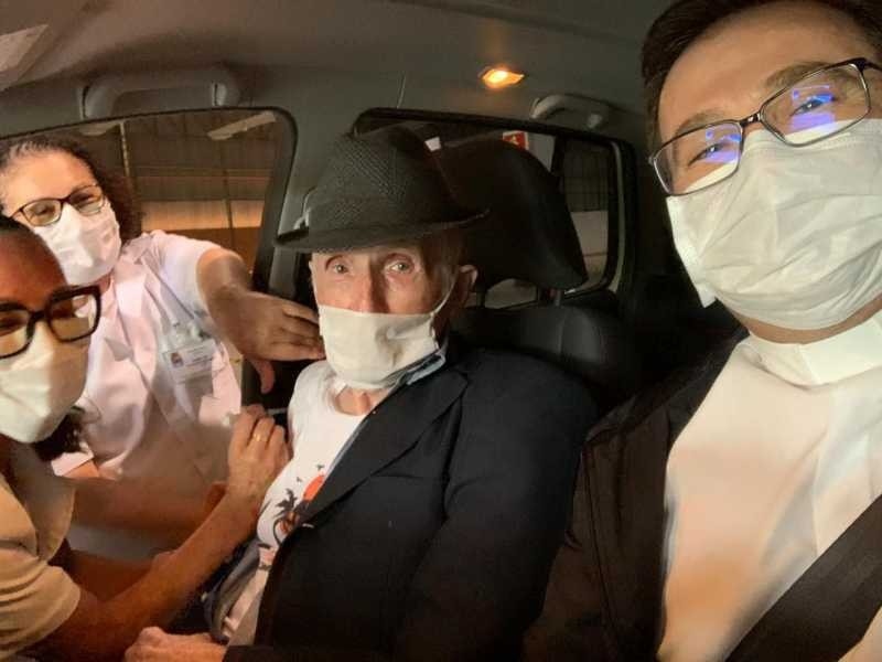 Padre Júlio Giordani recebe a vacina contra a COVID-19 aos 88 anos