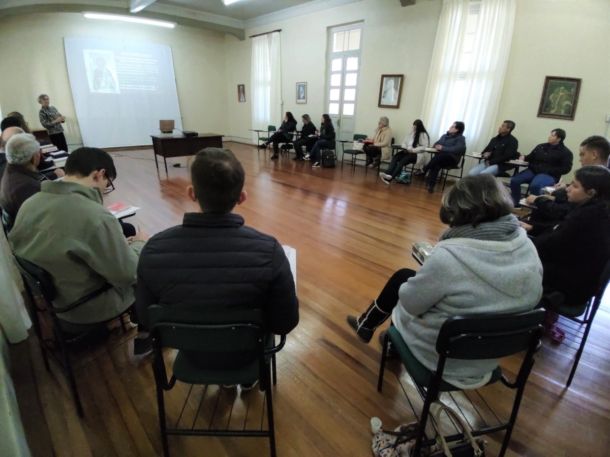 Escola de Comunicadores da Diocese de Caxias do Sul reflete sobre a Palavra de Deus e a missão dos batizados
