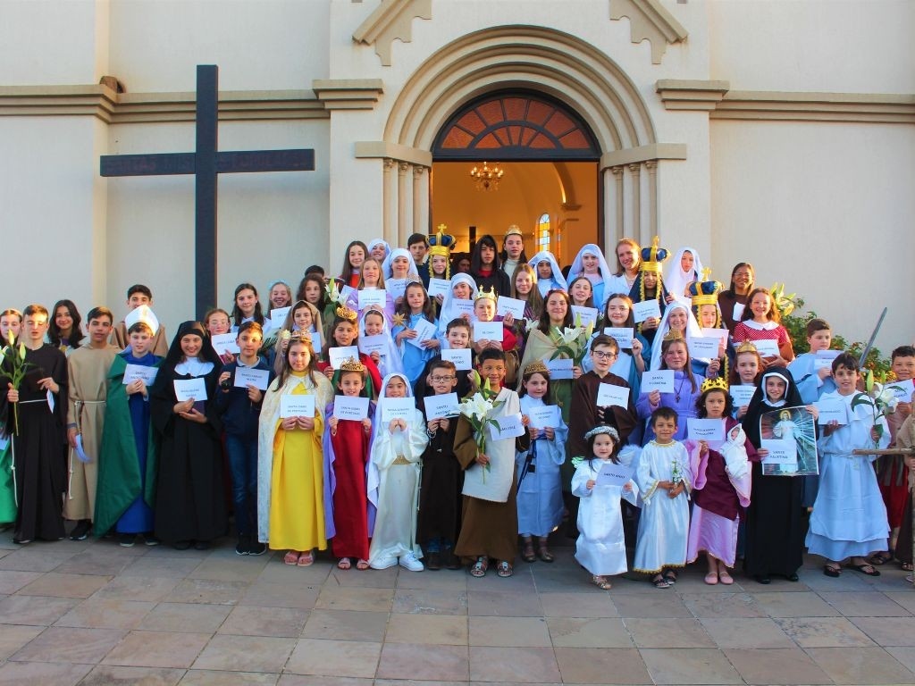 Crianças das paróquias da Diocese de Caxias do Sul se revestem com roupas de santos para celebrar a Solenidade de Todos os Santos