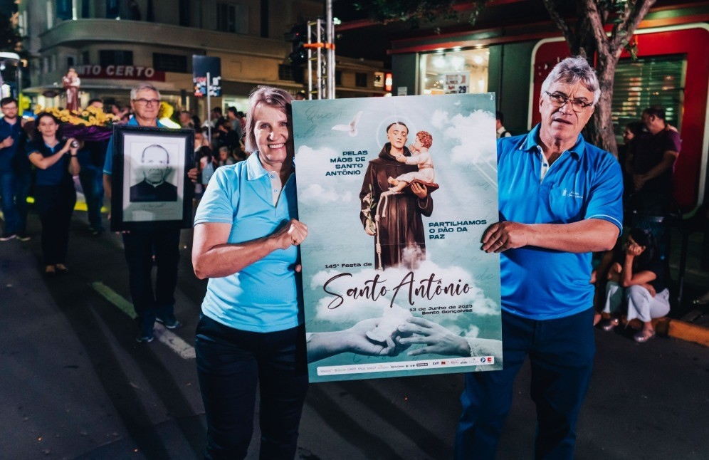 Devoção a Santo Antônio e presença da Igreja é levada às ruas de Bento Gonçalves no desfile cênico do Bento em Vindima 2023