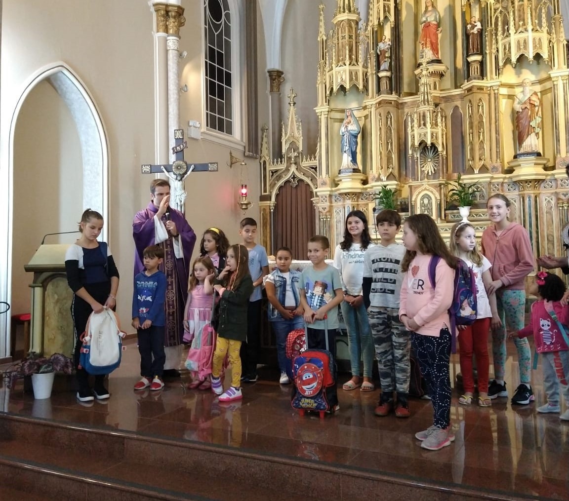 Paróquia Santa Catarina retoma tradicional Missa com bênção das mochilas, em Caxias