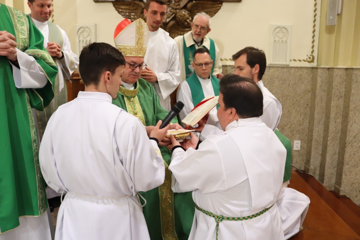 Seminarista Sergio Viegas Nunes é instituído no ministério de acólito na Paróquia Cristo Rei, em Bento Gonçalves