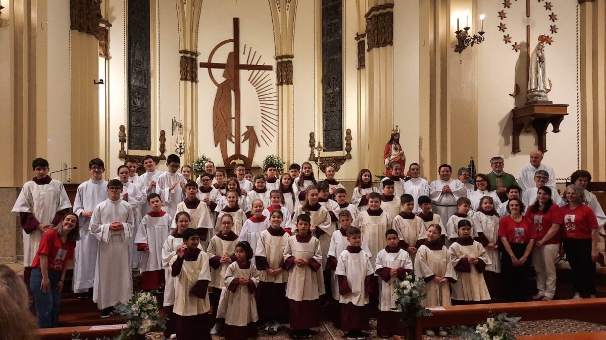Paróquia Cristo Rei de Bento Gonçalves celebra a investidura de 45 novos coroinhas para as diversas comunidades