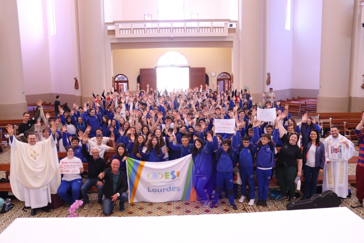 Peregrinação Jubilar do Mundo Educativo reúne 300 pessoas no Santuário de Caravaggio na celebração do Dia do Professor