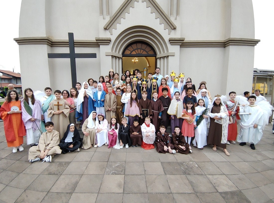 Comunidade Santa Maria Goretti celebra Solenidade de Todos os Santos com catequizandos caracterizados