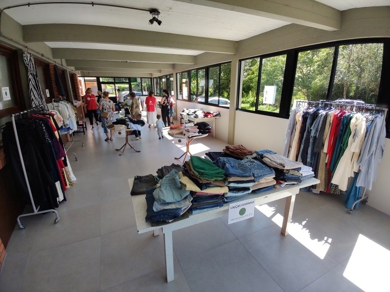 Cáritas da Diocese de Caxias do Sul realiza Bazar Solidário com roupas novas no sábado, 15 de novembro