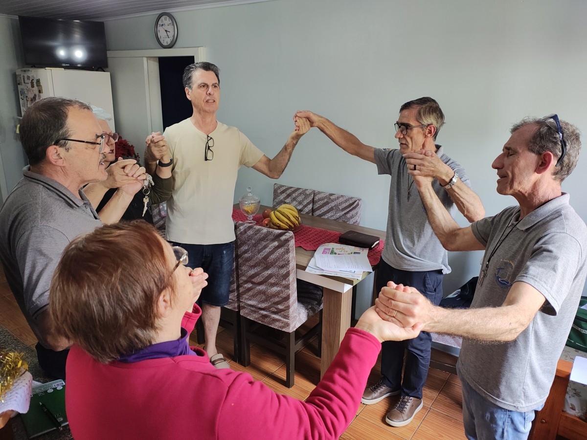 Candidatos da Escola Diaconal São Filipe concluem estudos de Pastoral Urbana com visitas às casas no bairro Reolon, em Caxias