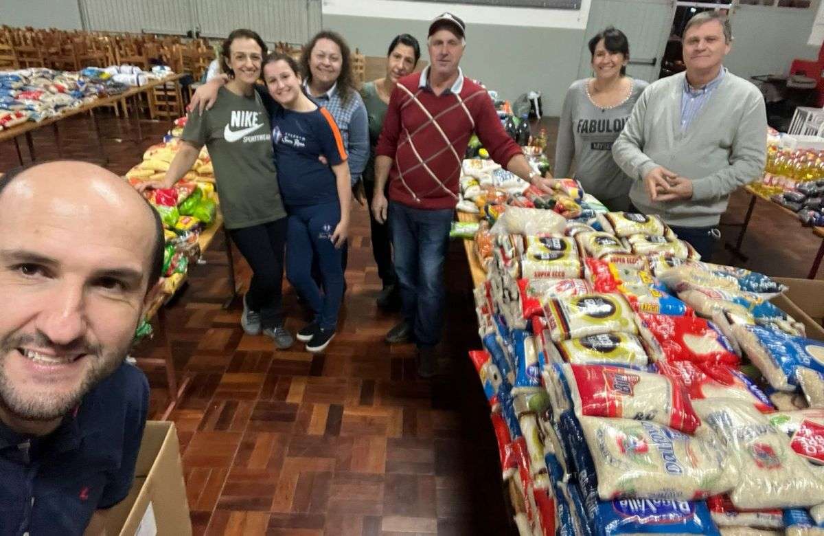 Foto de capa da notícia Paróquias de Carlos Barbosa arrecadam 2 toneladas de alimentos em campanha solidária