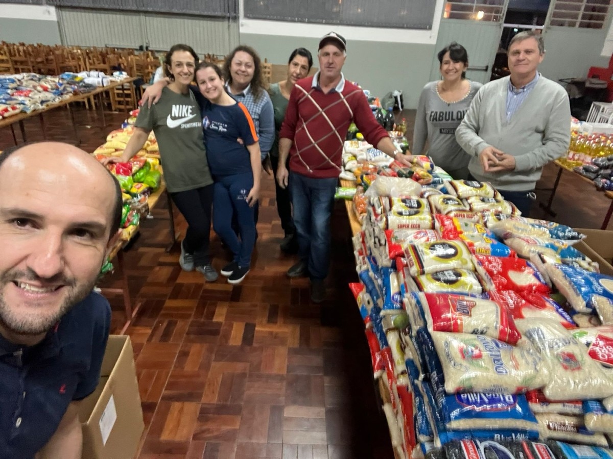 Paróquias de Carlos Barbosa arrecadam 2 toneladas de alimentos em campanha solidária