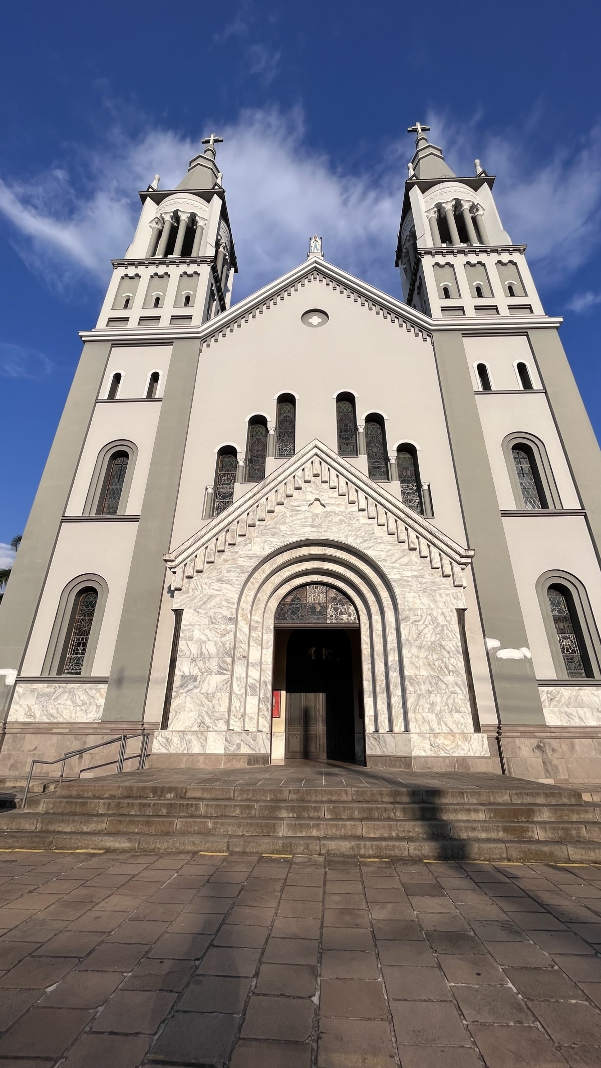 Igreja Matriz Nossa Senhora de Lourdes, em Caxias, diariamente de portas abertas para a comunidade