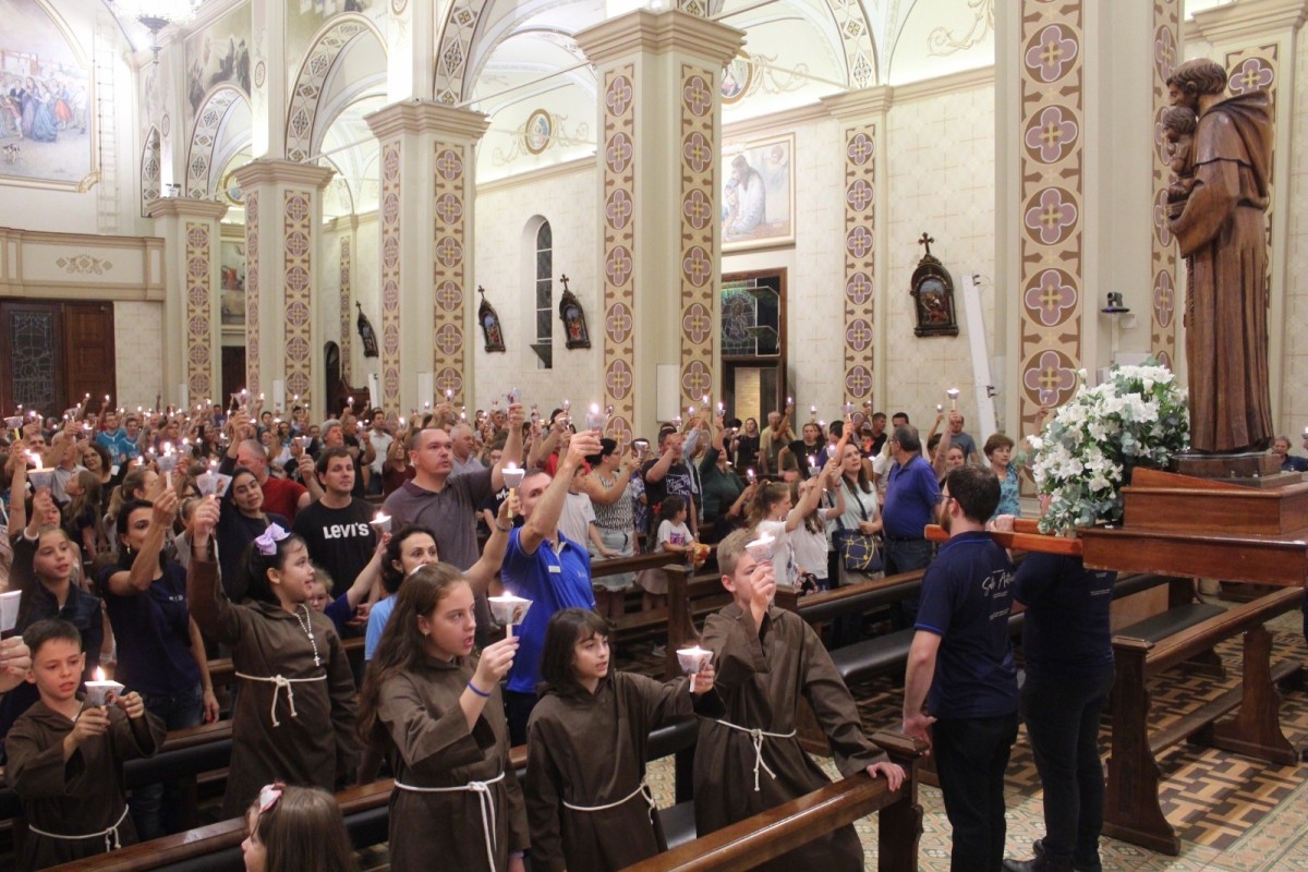 Procissão Luminosa da 145ª Festa de Santo Antônio reúne 800 pessoas, em Bento Gonçalves