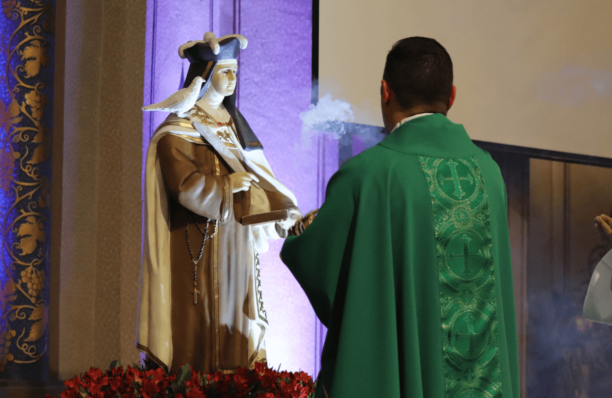 Foto de capa da notícia Primeira noite do tríduo de Santa Teresa D'Ávila lota a Catedral Diocesana de Caxias do Sul