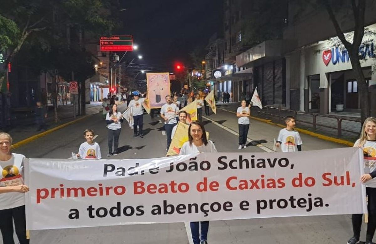 Foto de capa da notícia Beato João Schiavo e agricultores de Fazenda Souza presentes no desfile da Festa da Uva