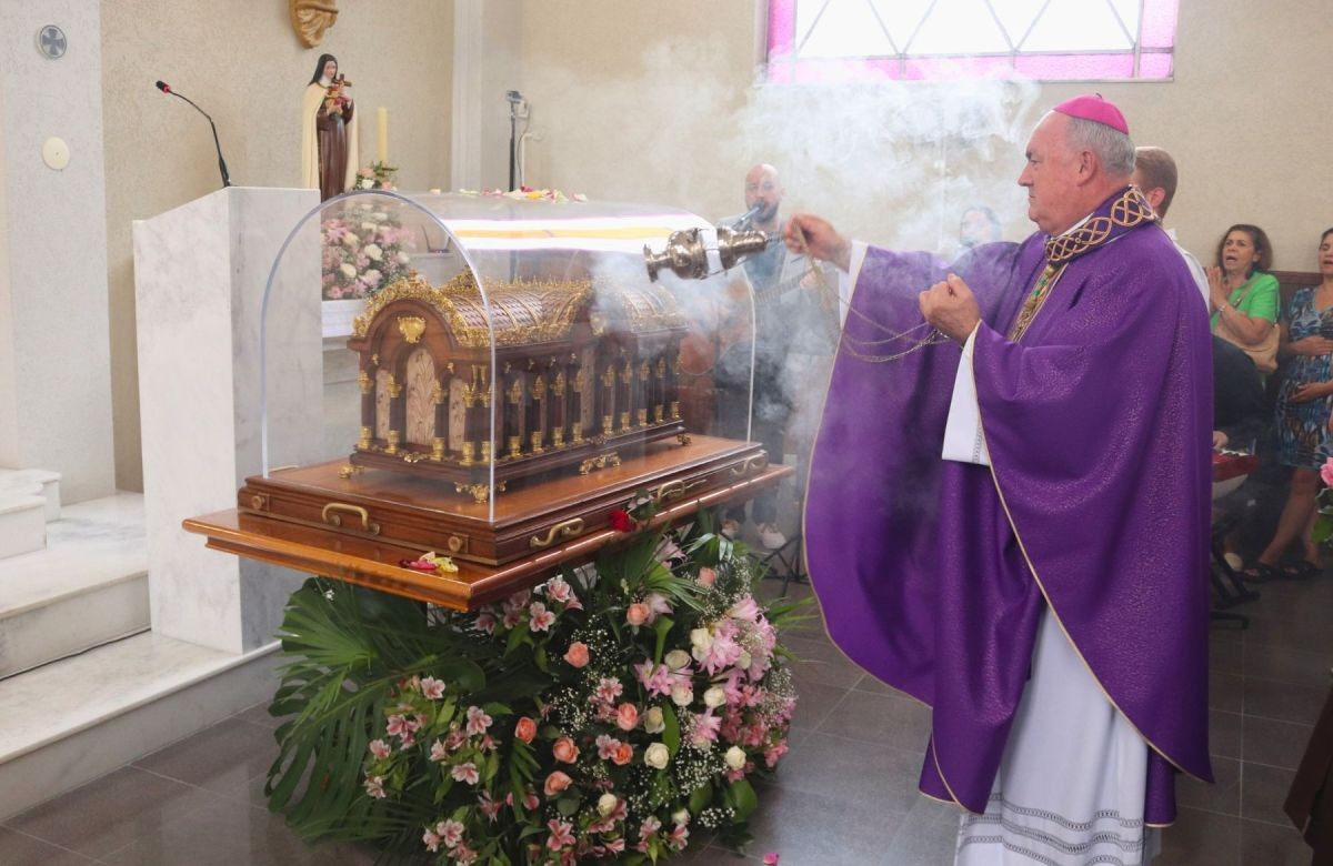 Foto de capa da notícia "O Papa Francisco retoma algo próprio de Santa Teresinha: a Igreja é minha mãe", salienta Dom José Gislon em Missa com as relíquias