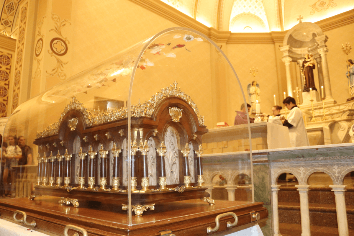 Com grande público, Missa da Juventude é celebrada em Bento, diante das relíquias de Santa Teresinha