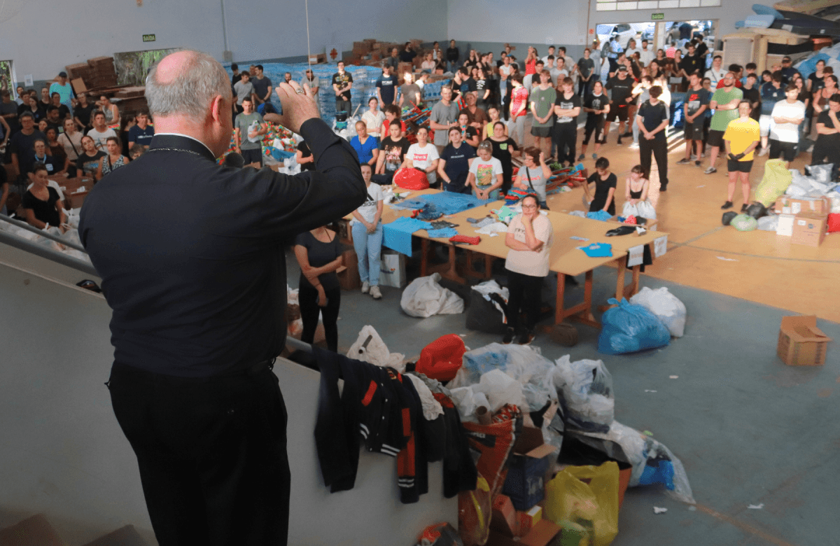 Foto de capa da notícia Dom José Gislon visita centro de triagem de doações no Seminário Aparecida e abençoa voluntários
